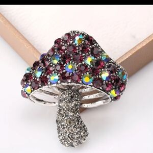 🆕️ 🍄RHINESTONE CRYSTAL MUSHROOM BROOCH PIN 🍄